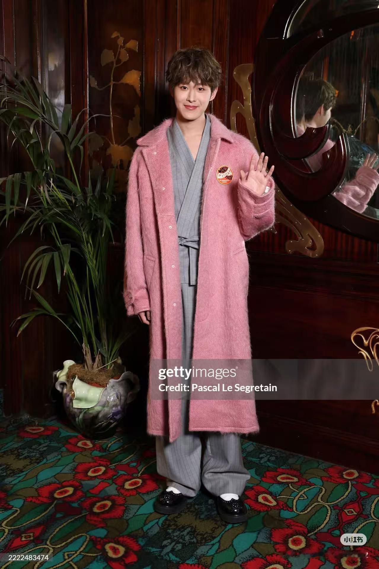 田嘉瑞时装周穿了粉丝严选 田嘉瑞时装周的造型让人眼前一亮，听说是这套造型是按照粉