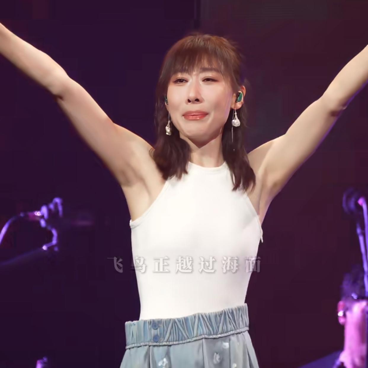 她终于火了，
同样是跨界开演唱会为什么任素汐零差评，
歌没得挑却有人喷她丑？
​
