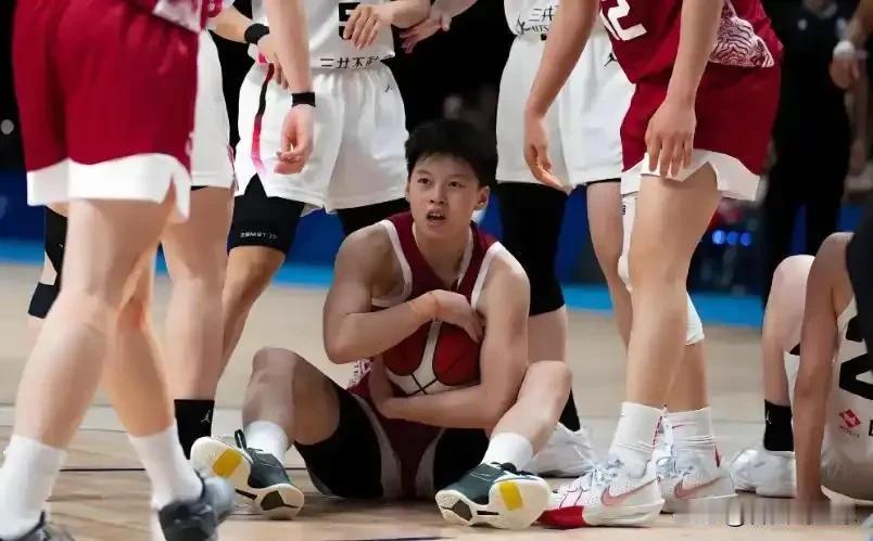在不久前结束的世界大运会女篮比赛中，由三名WCBA球员和大学生球员组成的中国大学