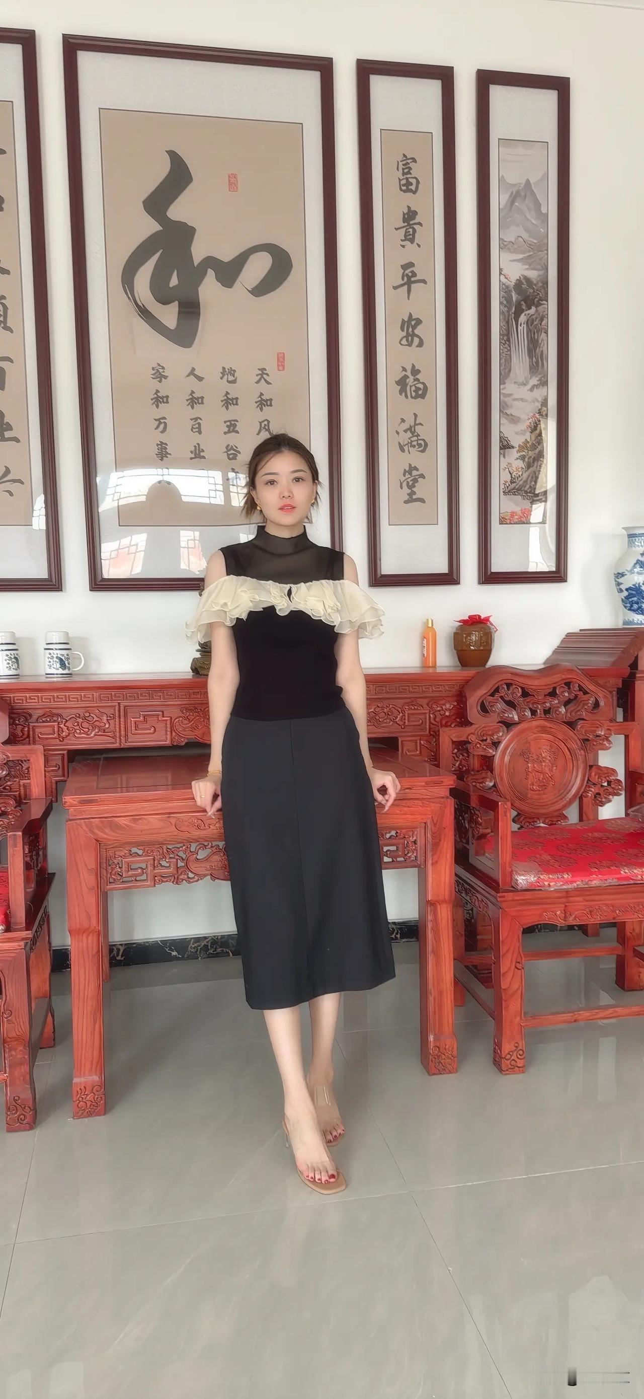 优雅黑裙与中式古韵的完美融合，尽显东方韵味。