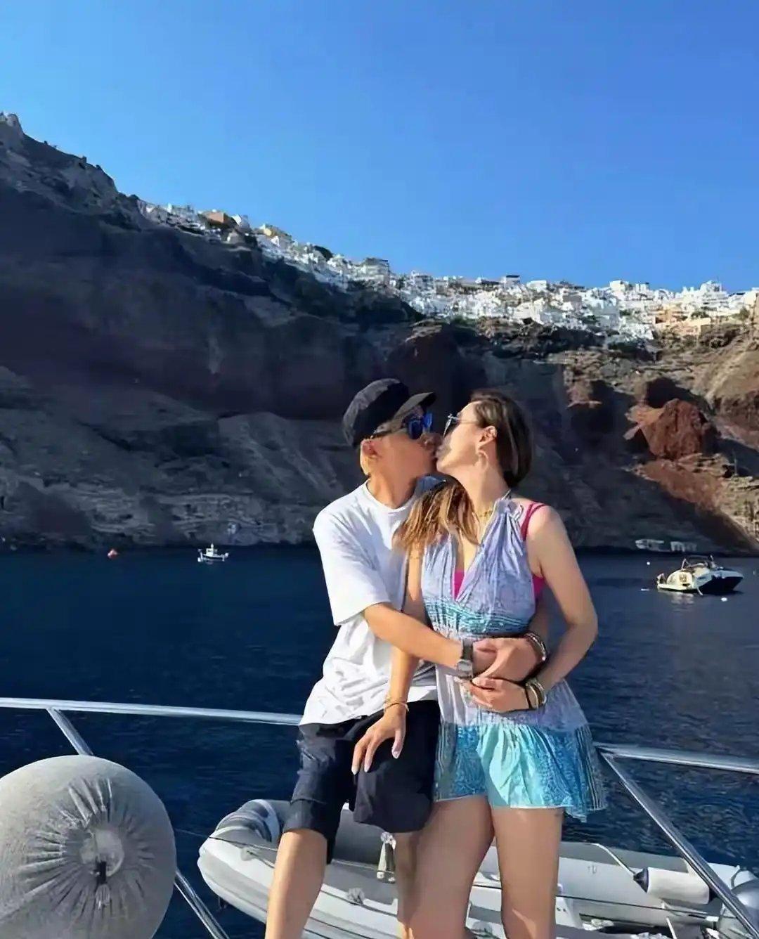 网友说陈小春活成了大爷的模样，应采儿却活成少女！ ​​​