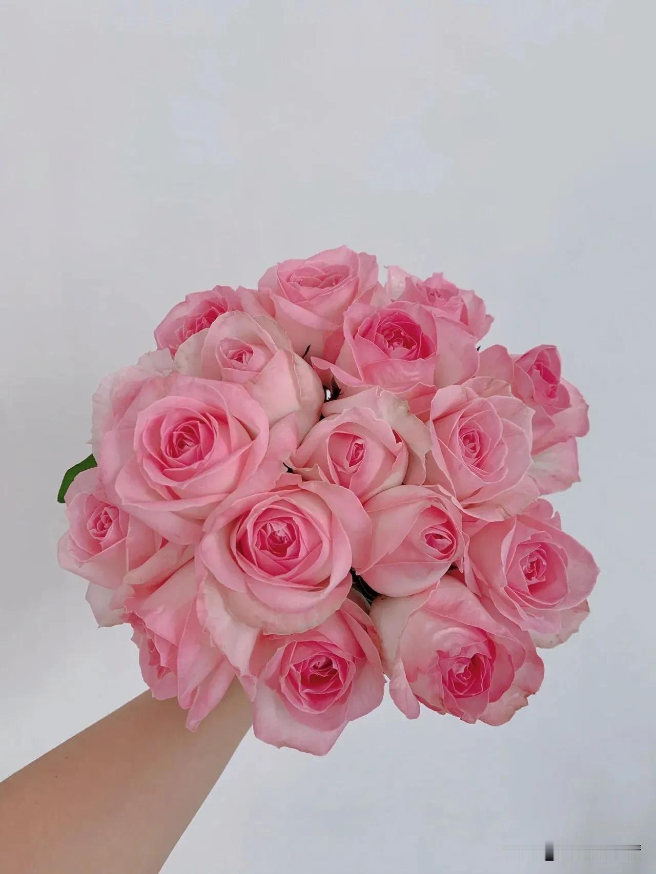 为啥看上黑瘦丑男人

有朋友疑惑我为什么看上先生瘦哥。其实之前好像写过，不想啰嗦