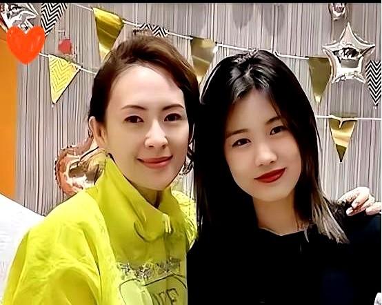 继母送耳环，亲妈缺席18年

章子怡每年把一对亮闪闪的耳环塞进小苹果手心，孩子没