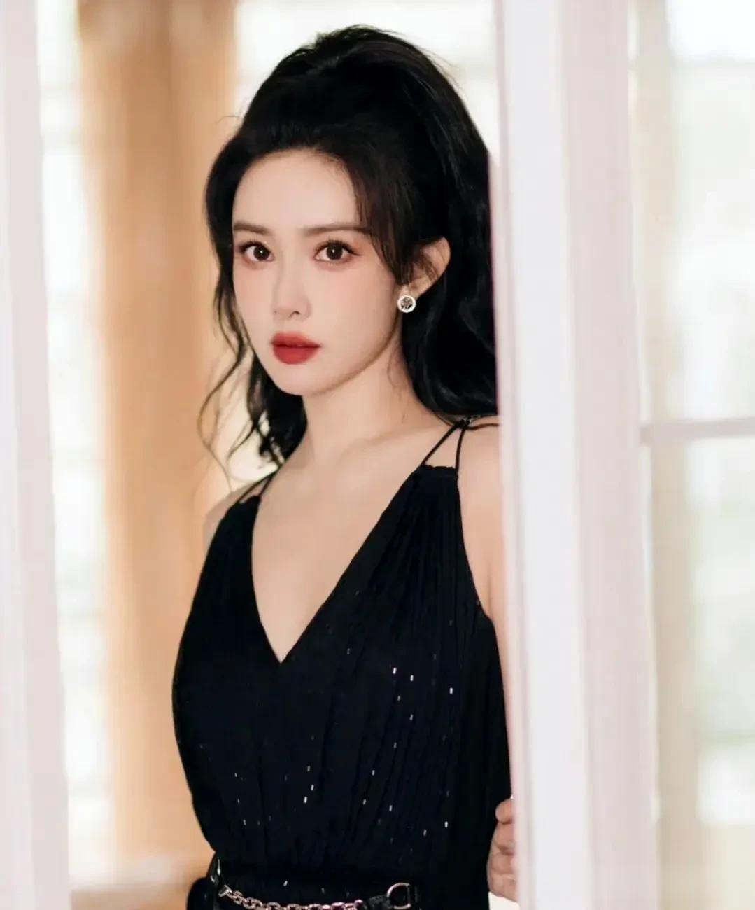 孟子义跟古力娜扎还是有几分相似的，甚至相似度还挺大。