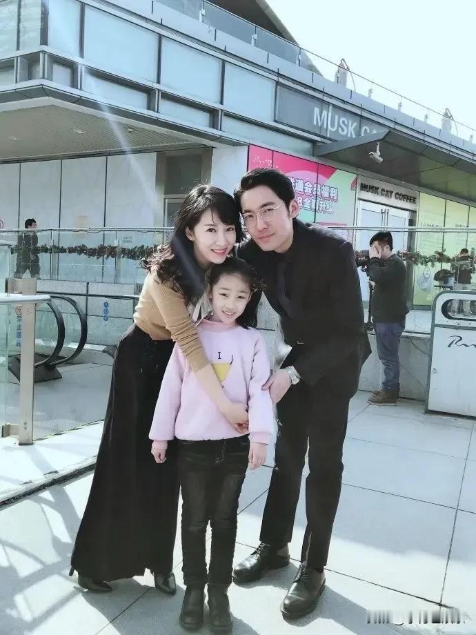 原来女演员李念的老公是他，帅气十足，气宇不凡，只是李念现在不出来拍戏了，有点可惜