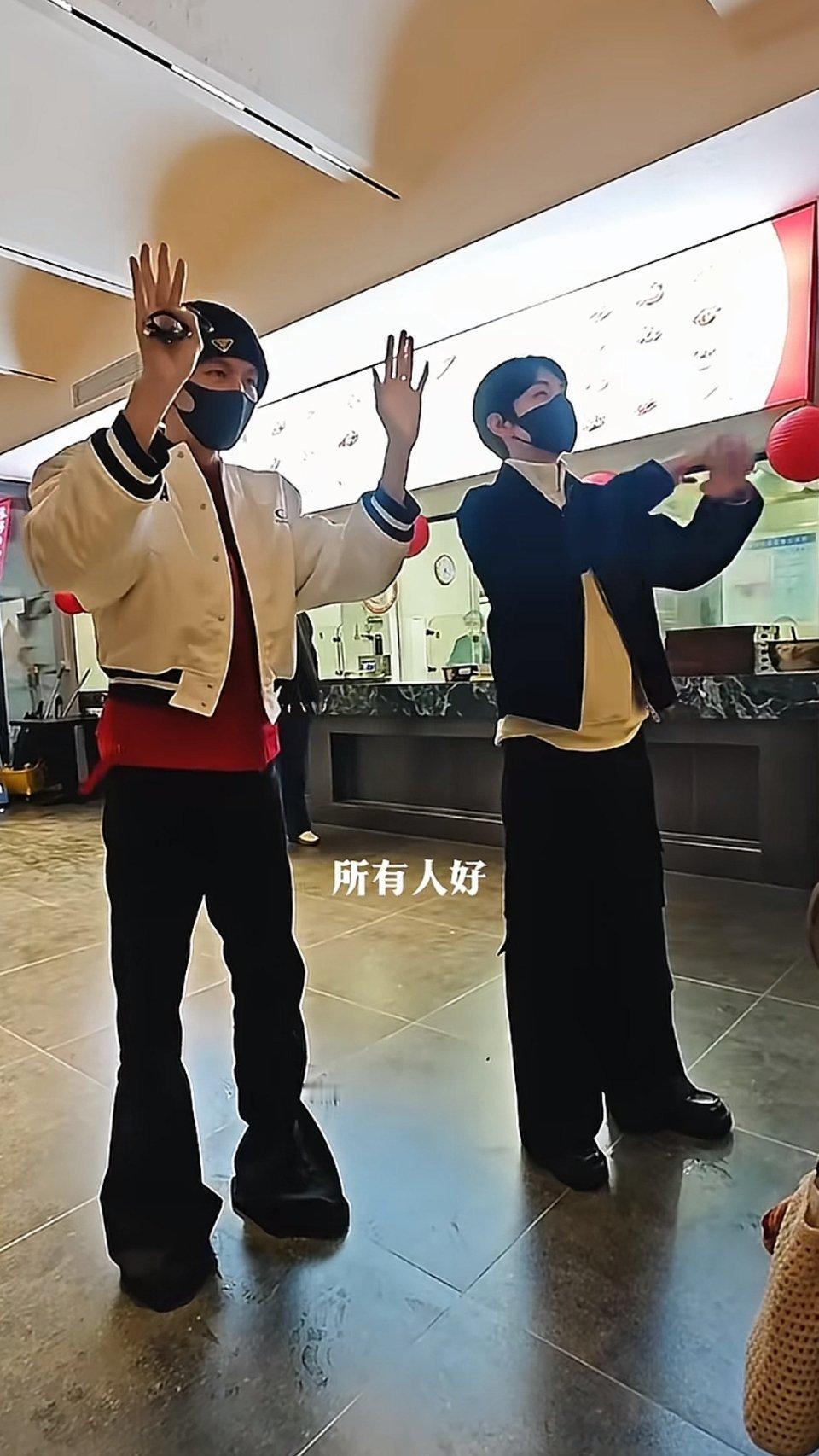 何浩楠赵一博给粉丝免单何浩楠赵一博请粉丝吃年夜饭 是谁又酸了🍋 