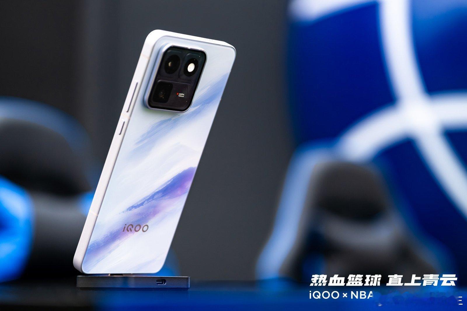 iqooxnba高校篮球赛 北大现场的热浪快把人掀翻！17支高校队拼到红了眼的快