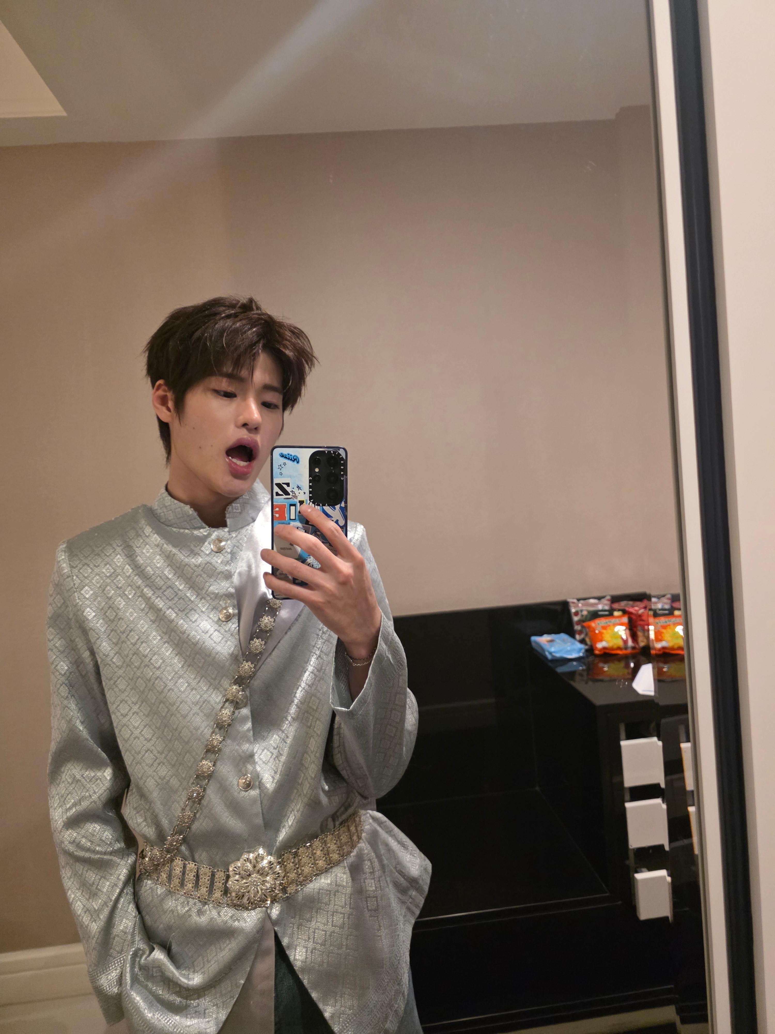 首先是我非常喜欢的泰服自拍🤳男神真的特别好拍了好几张又帅又萌又可爱还特别暖心