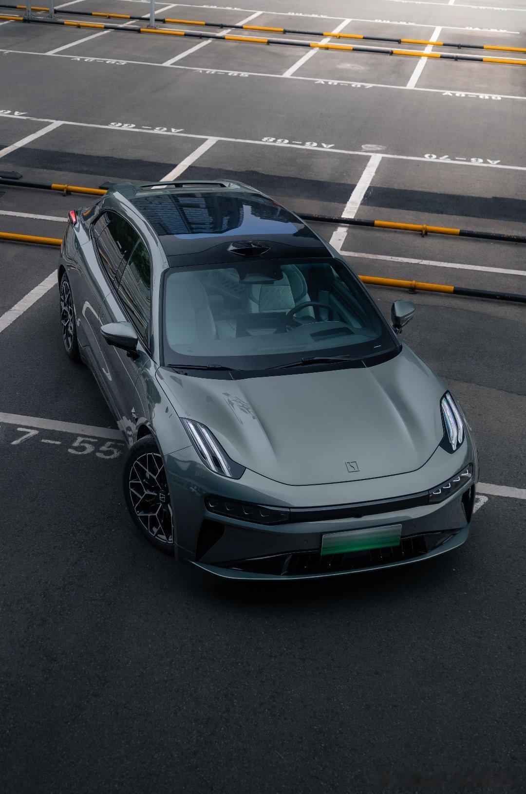 在新能源汽车同质化严重的今天，极氪造型无疑是一股清流，打破了纯电SUV的审美疲劳