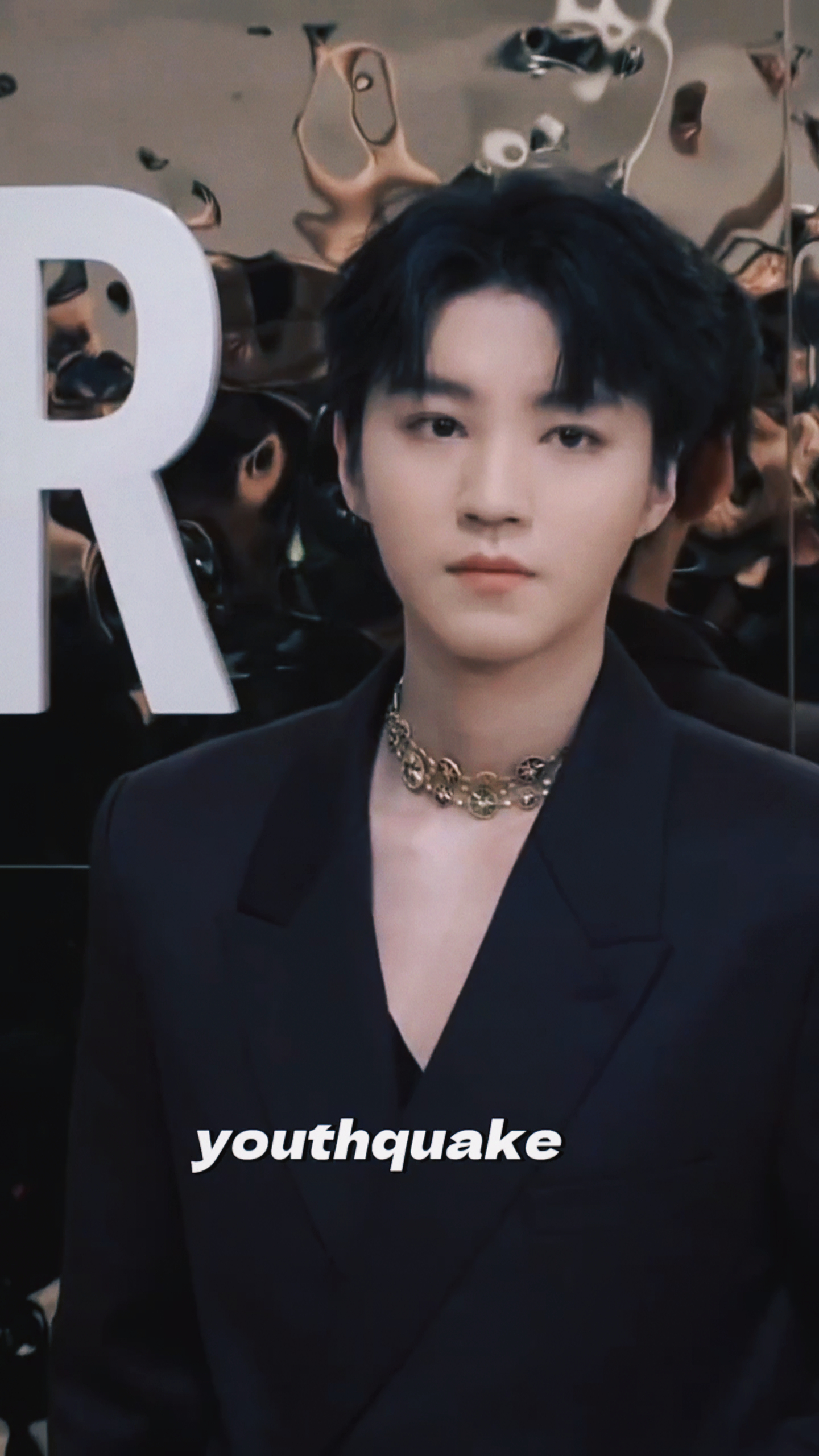 #王俊凯深V黑西装#有人好看成这样应该吗？像话吗？#王俊凯邓为于适生图##王俊凯