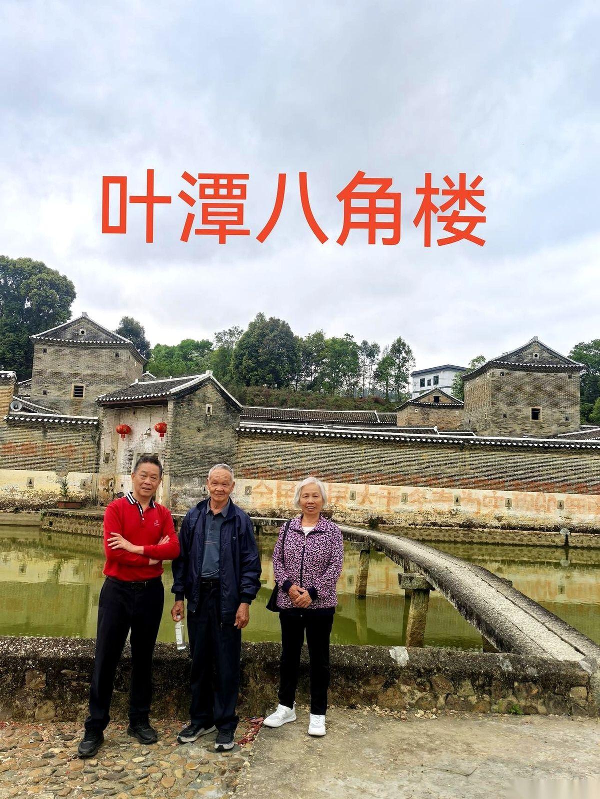 车刚拐进东源县的山路，我叔一指窗外，“这地方，六十年前我挑着担子走过。”
我从后