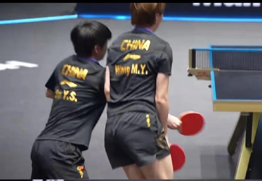 海产姐妹赛场“贴贴”名场面！3 - 0速胜对手
 
WTT瑞典大满贯女双赛场，孙