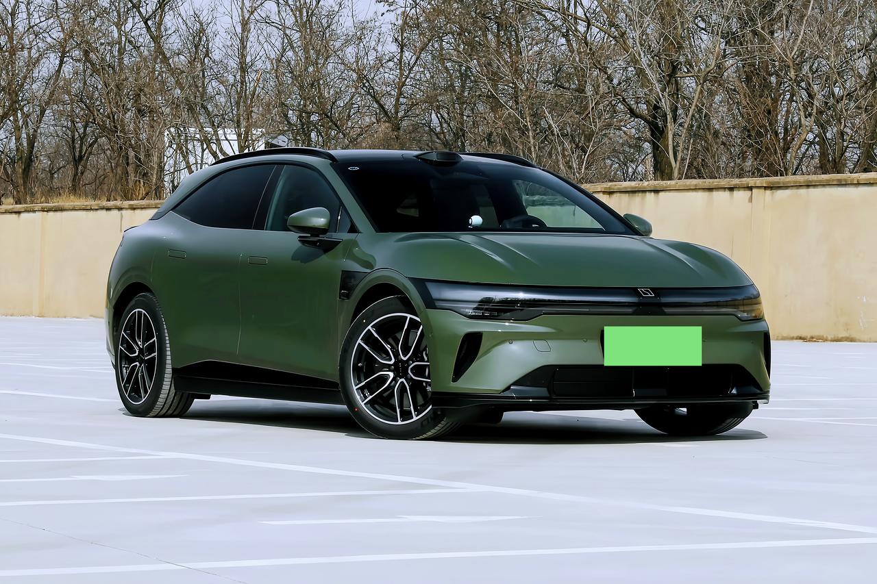 ⚡说实话，极氪007GT这次顶配版吸引我的不是参数，是那个味儿终于出来了：不是一