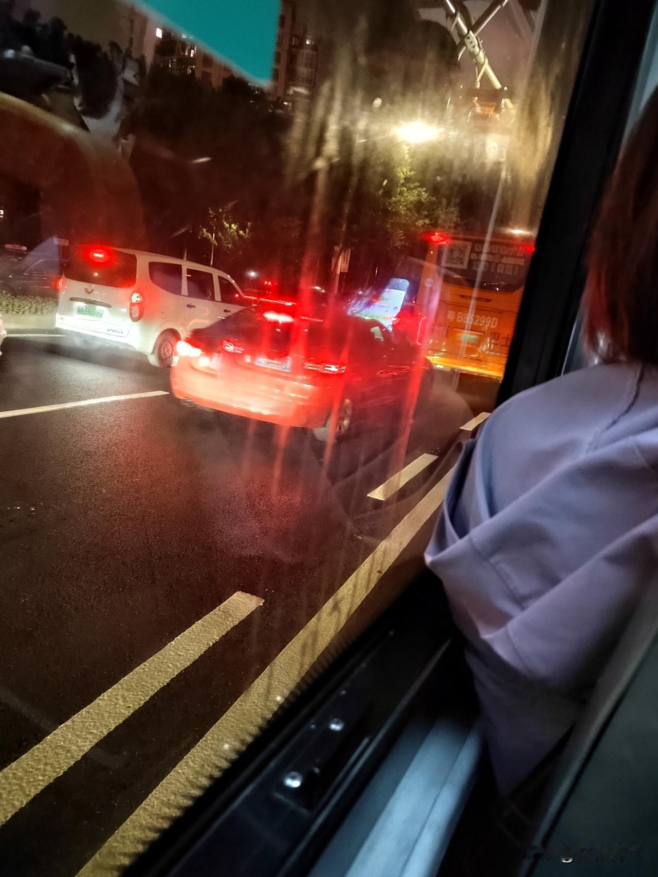 这么堵，我以为是高速上！
其实还在深圳科技园。！深圳