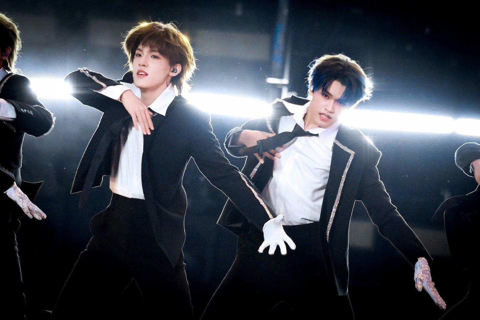 张泽禹摸张极腹肌张极对张泽禹说爱你极禹刻在骨子里的默契真的太绝了！摸腹肌的亲昵互