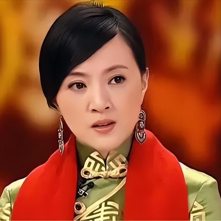 演员，金玉婷说，连上了五次春晚，名气大了，闲言碎语也来了，有个小报居然说，靠脱成