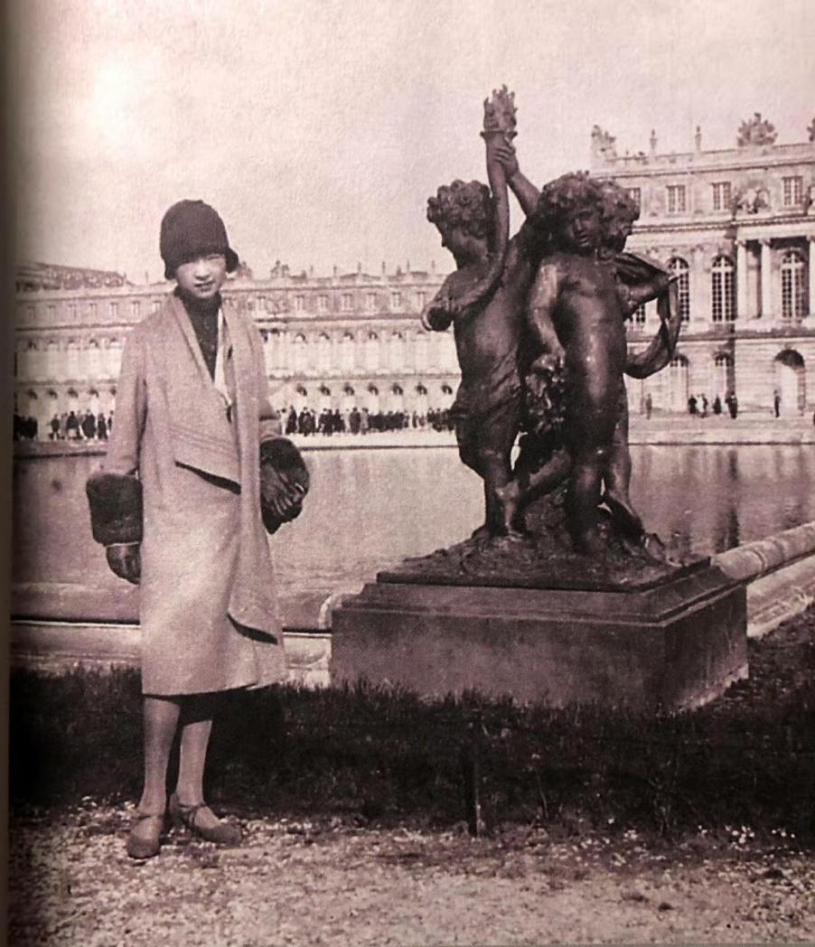 这是1928年林徽因和梁思成新婚度蜜月时在欧洲旅行的留影，第一张拍摄于法国凡尔赛