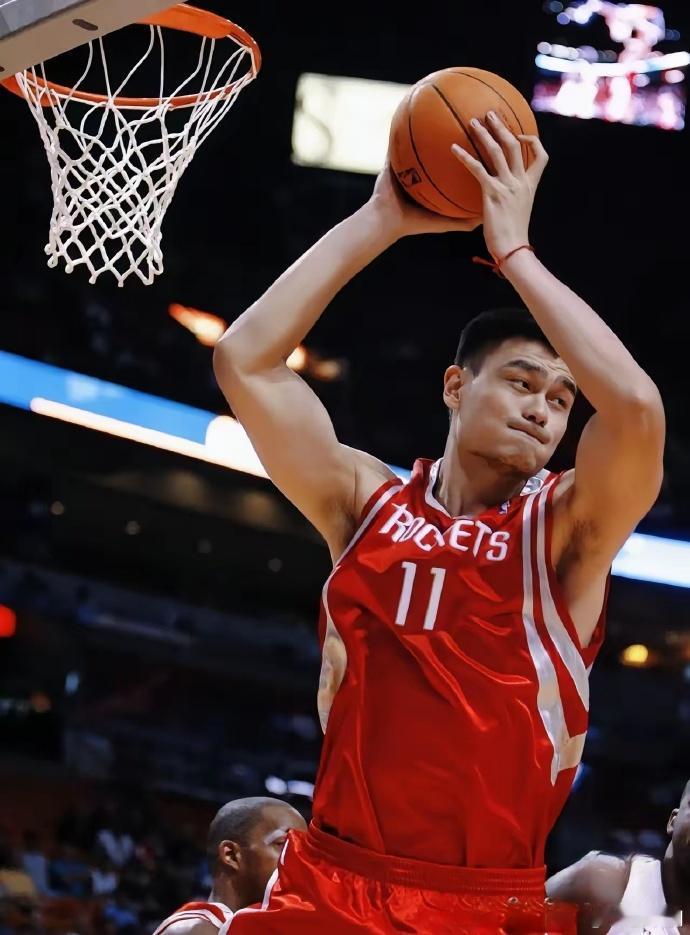 姚明的球商什么水平?

个人感觉应该是顶级中锋级别，甚至能和科比这种 “球场大脑