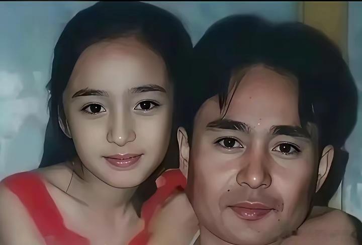 9岁时的杨幂和父亲杨晓林的一张合影，杨幂亲密地搂着父亲的脖子，父亲杨晓林面容坚毅