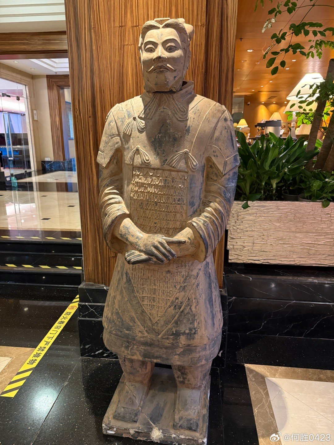 妈呀，这真的很西安，酒店里立两个兵马俑，太带感了  ​​​