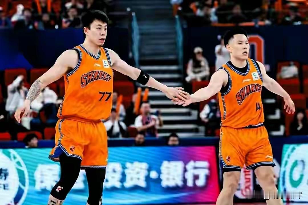 男篮国家队今上午动身前往杭州，准备21号晚与澳大利亚的热身赛，从出发的阵容里，没