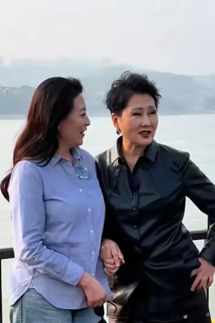 一位大方优雅、气质松弛，一位又酷又飒，却略带风尘之感。
张凯丽与岳红同框亮相，你