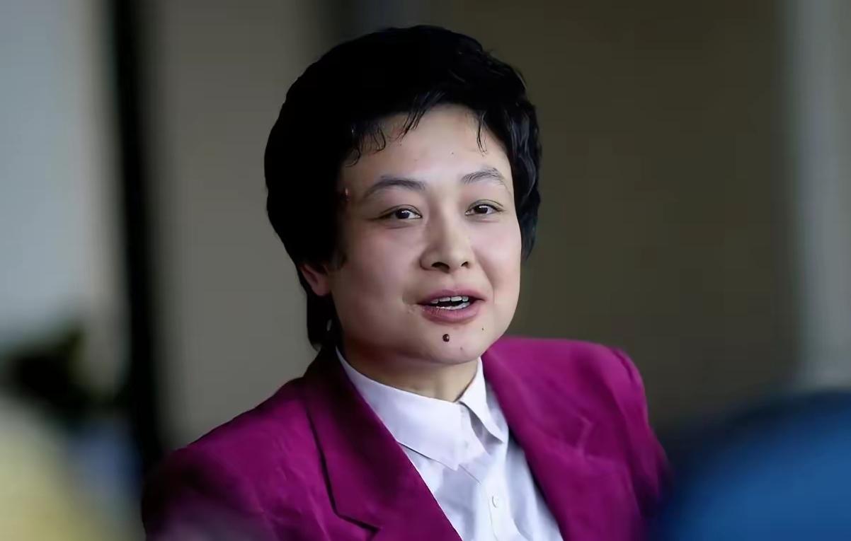 61岁何智丽想回上海养老？在大阪独居26年，护照上的名字仍是“小山智丽”，然而回