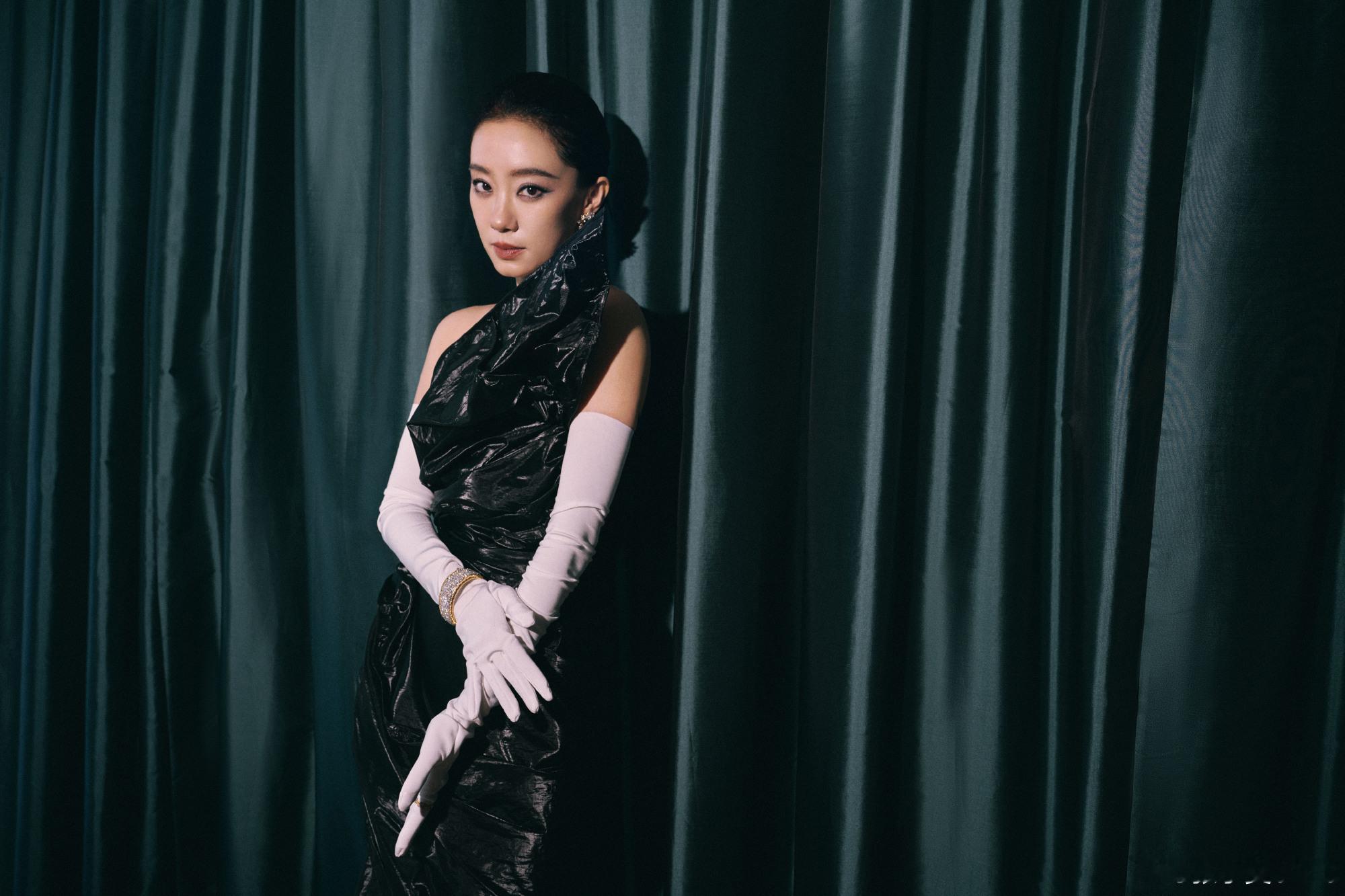 #张小斐黑白魔女# 张小斐今天vogue红毯造型黑裙配白色手套幻视黑白魔女，立体