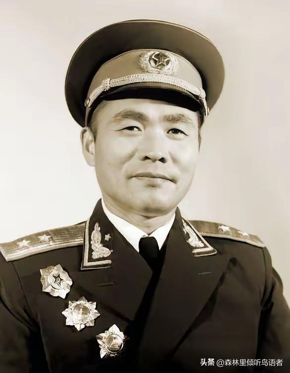 开国中将杜义德的儿子杜军到部队当兵，喂猪，站岗，上操，盖房，什么都干，非常卖力，