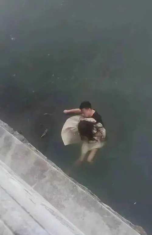 一女子跳水被小哥救起后，知恩图报的告诉小哥:“你救我，就得娶我，不娶我还得去死”