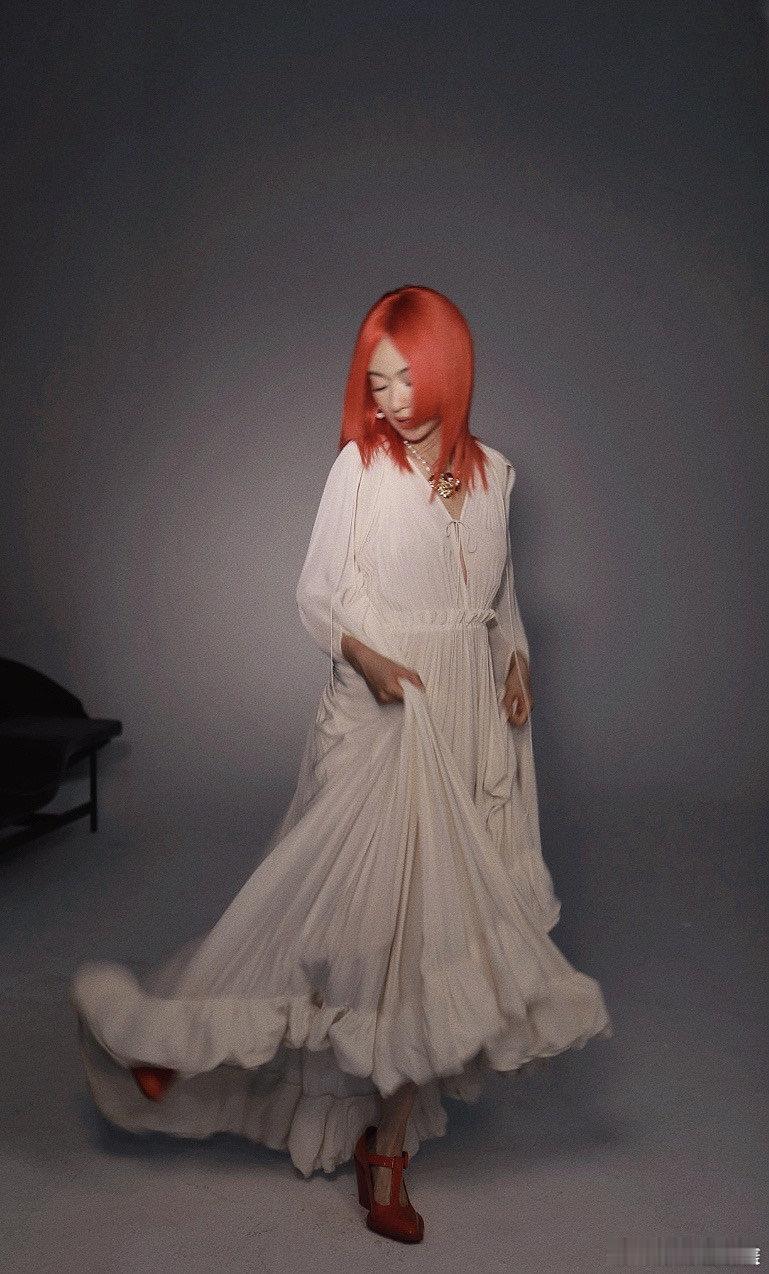 #吴谨言撕漫女##吴谨言红发美人鱼#真的好有氛围感啊！是红发美人鱼吧！[哇][哇