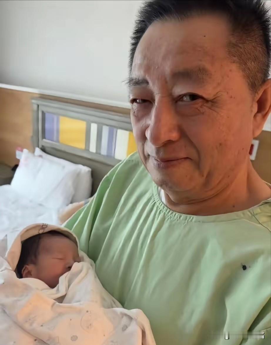 汪小菲晒出新宝宝，
网友一眼就看出来了，
这孩子也太像爷爷了！
 
跟哥哥放在一