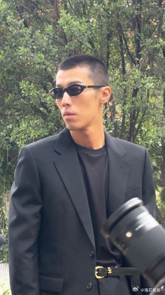 周游巴黎时装周巴黎男装周周游这身极简黑西太利落了，巴黎高温也挡不住酷，CELIN