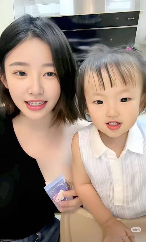 单亲妈妈的幸福终于来了， 不信你看黄一鸣， 被宠的模样像极了被疼爱的女孩。 以前