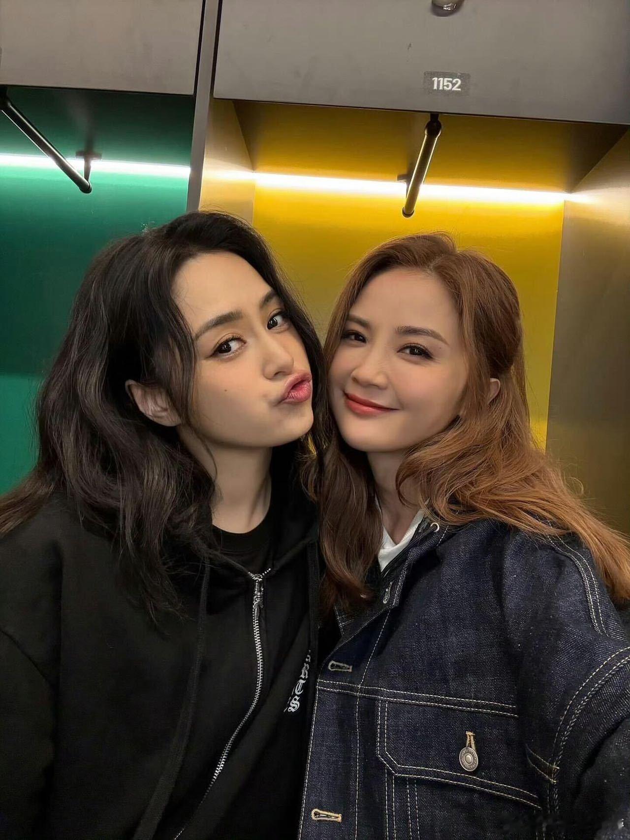 Twins最有腔调的双女主阿Sa阿娇势均力敌的两双眼Twins这个头盔赛车造型又