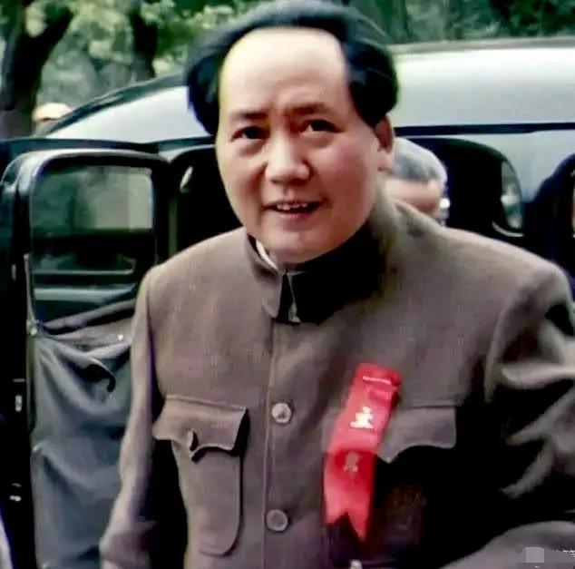 56岁的毛泽东主席，1949年10月1日下午2点30分，乘坐黑色小轿车，在天安门