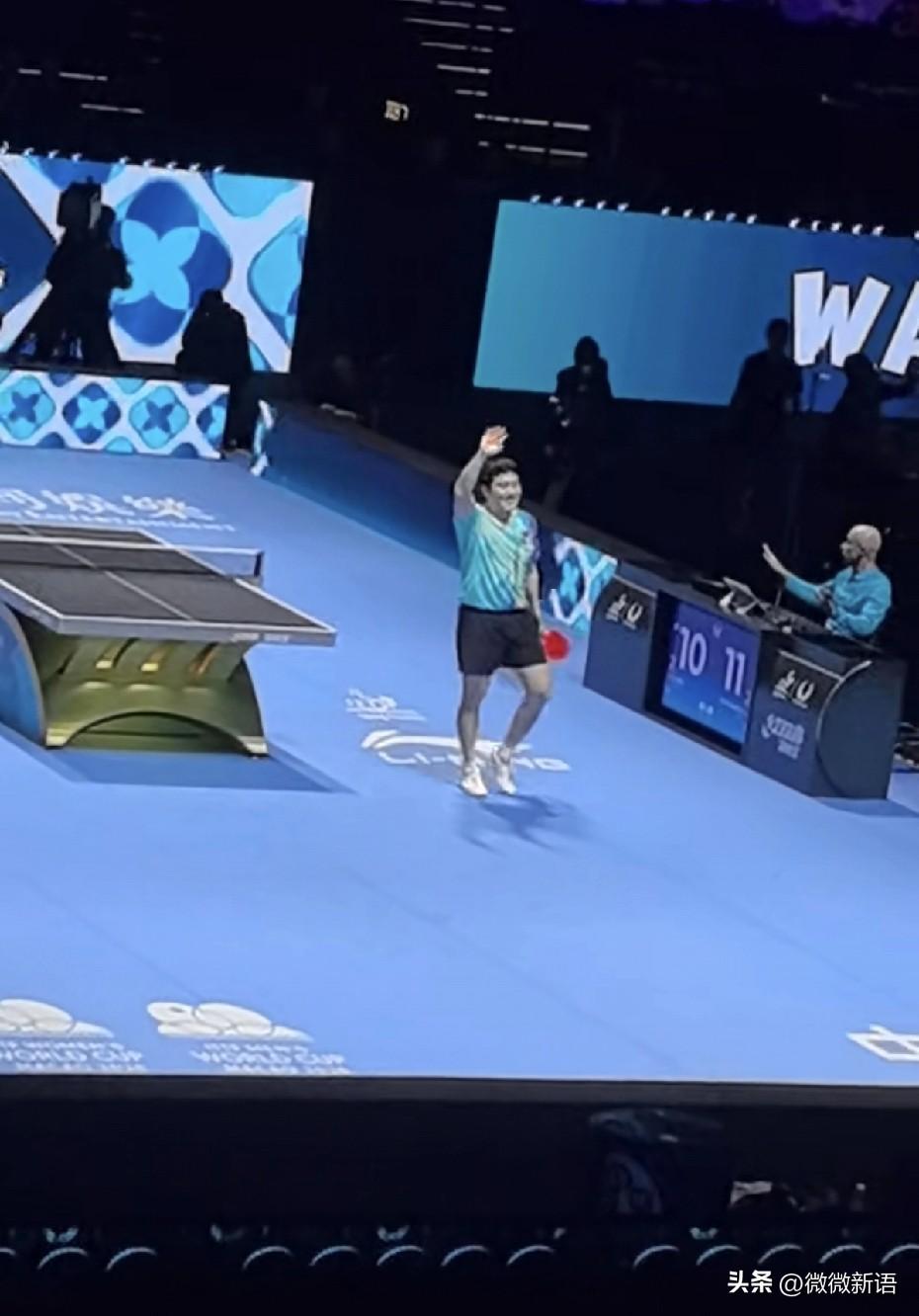 志强是真的很心疼梁靖崑的。
昨晚比赛结束后梁靖崑摸了球台，今晚输给奥恰后他笑着和