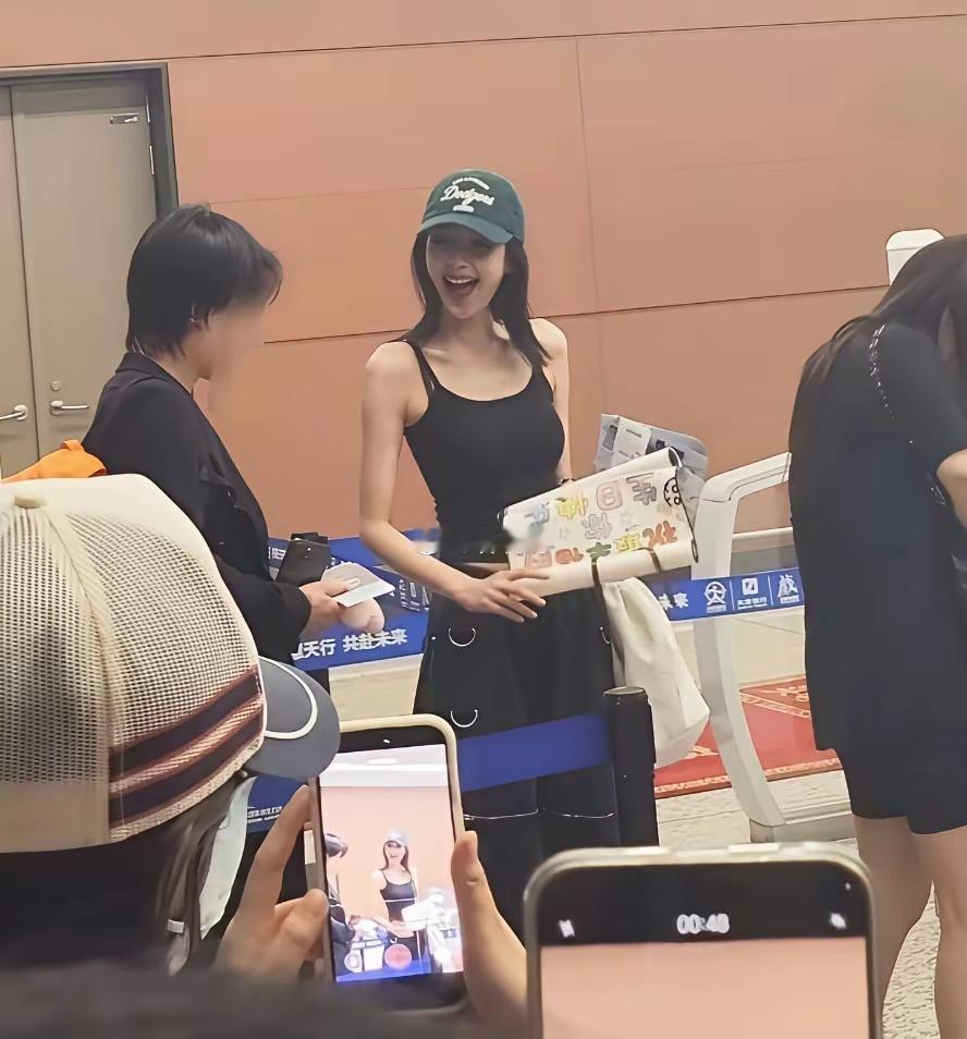 原来女明星私下这么瘦这么美啊，大家看出来她是谁了吗？