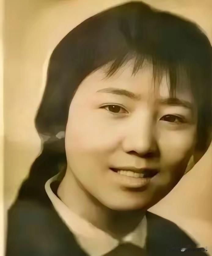 1972年，泥瓦匠张复生迎娶女知青乔献华。新婚夜，他发现妻子的腰很粗，面对他的疑