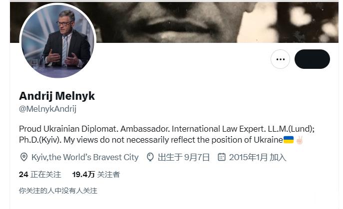 梅尔尼克是乌克兰的外交副部长，曾任驻德大使，和德国的关系很僵。如图所示，虽然他是
