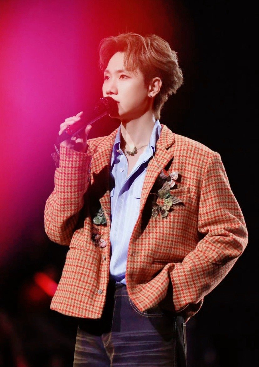 汪苏泷巡演终于官宣首站郑州了，直接连开六场，诚意真的拉满！钻石头盔造型又潮又有记