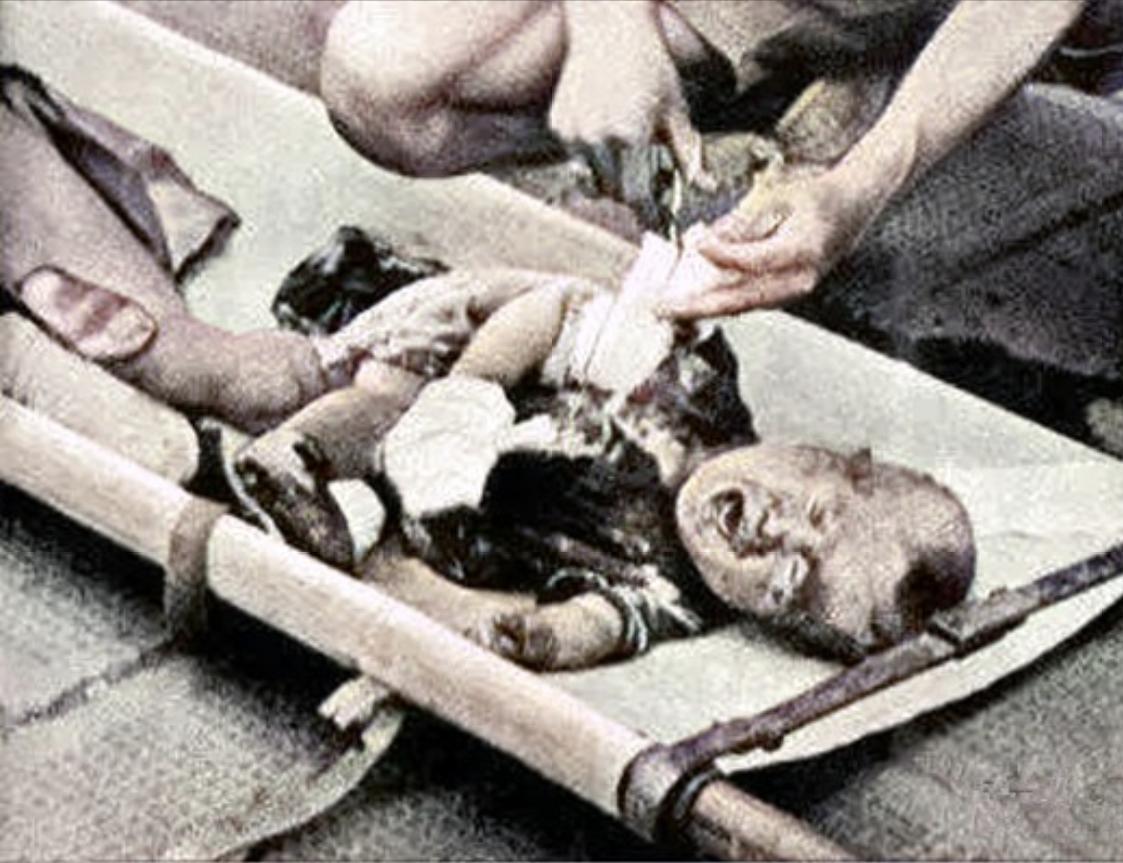 1937年，《中国娃娃》问世，轰动世界。8月28日下午，上海南站，一个1岁多的娃