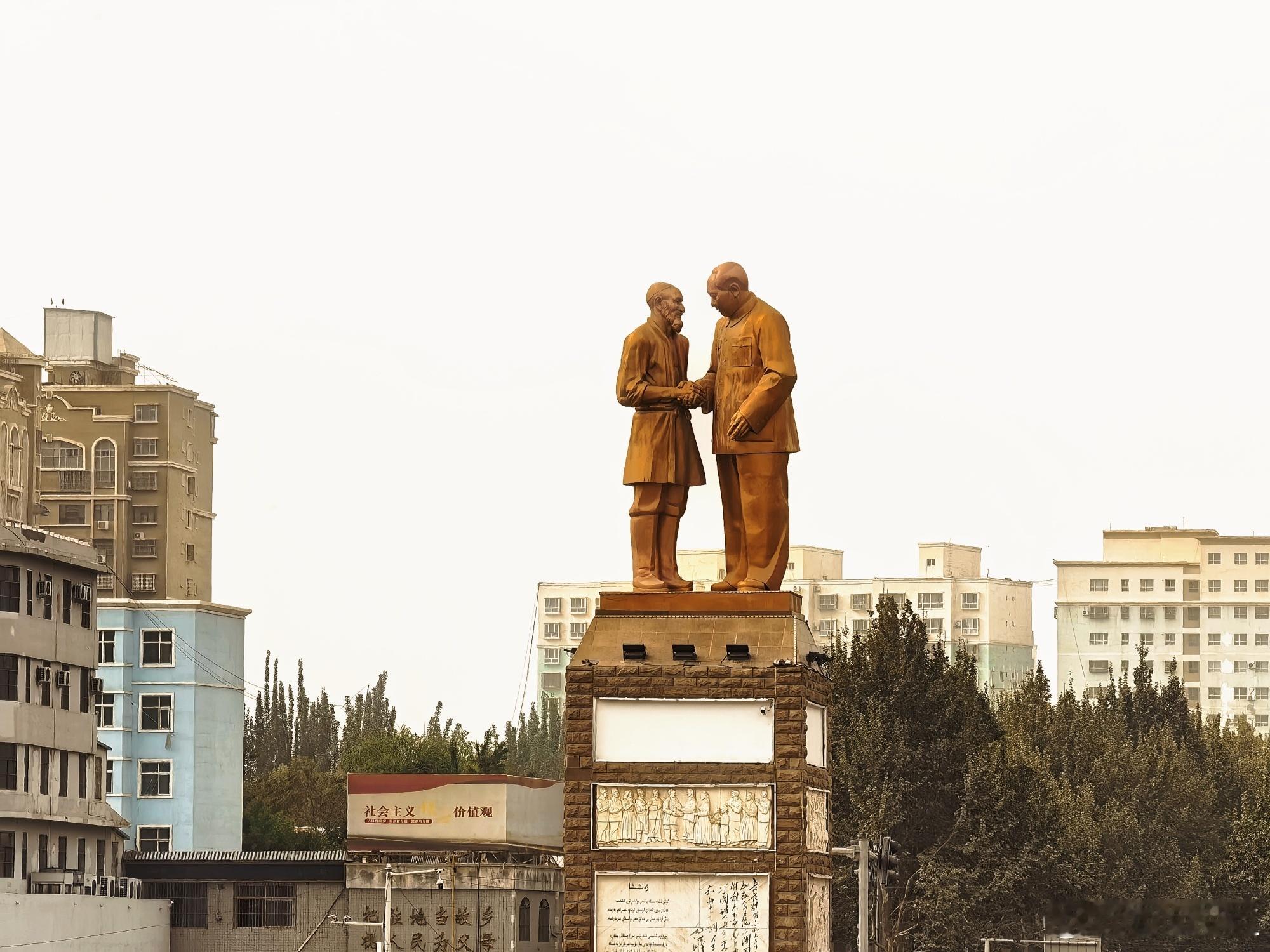 赵小童和田治沙助农大使昨日又更新了和田录制日常，这次来到和田公园，并配文“和田的