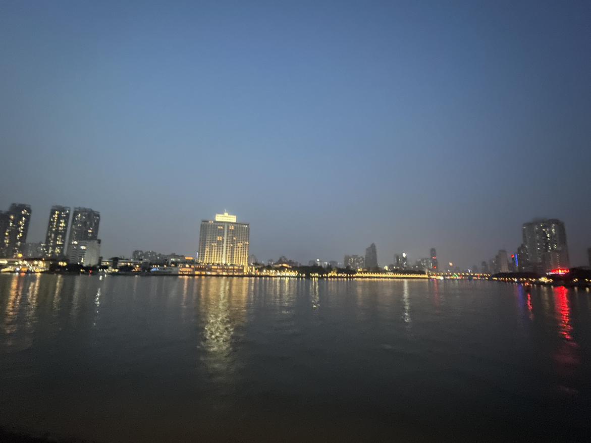 今天状态差到爆，😪困得眼皮都在打架，完全没睡醒。外面还是☁️阴天，不过温度倒是