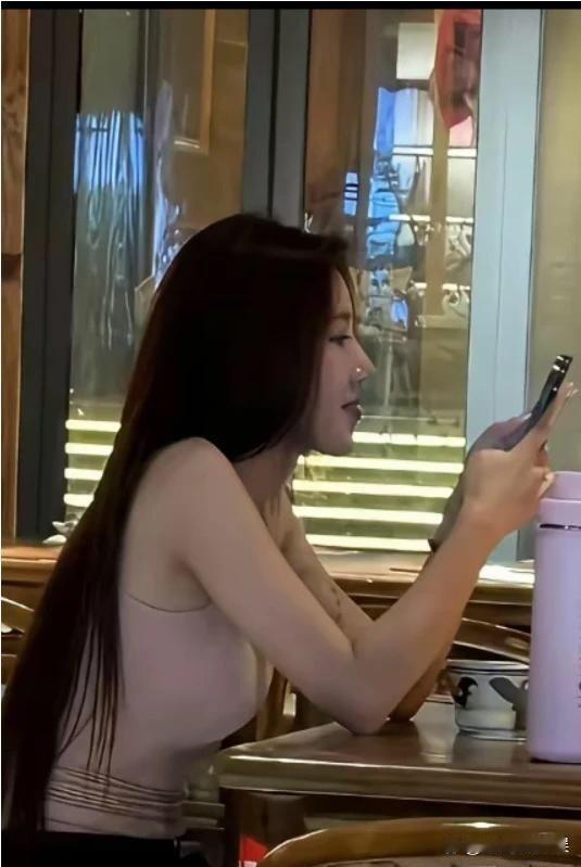 难怪那么多人买她直播间的东西，真人确实好看。 