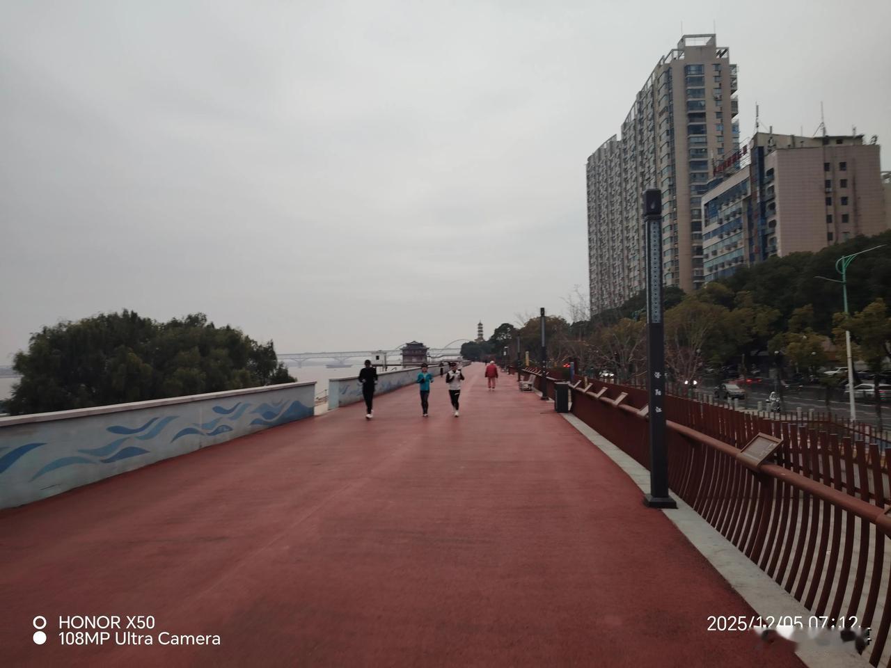 2025广州国际车展长江岸边晨练祝“2025广州国际车展”圆满成功