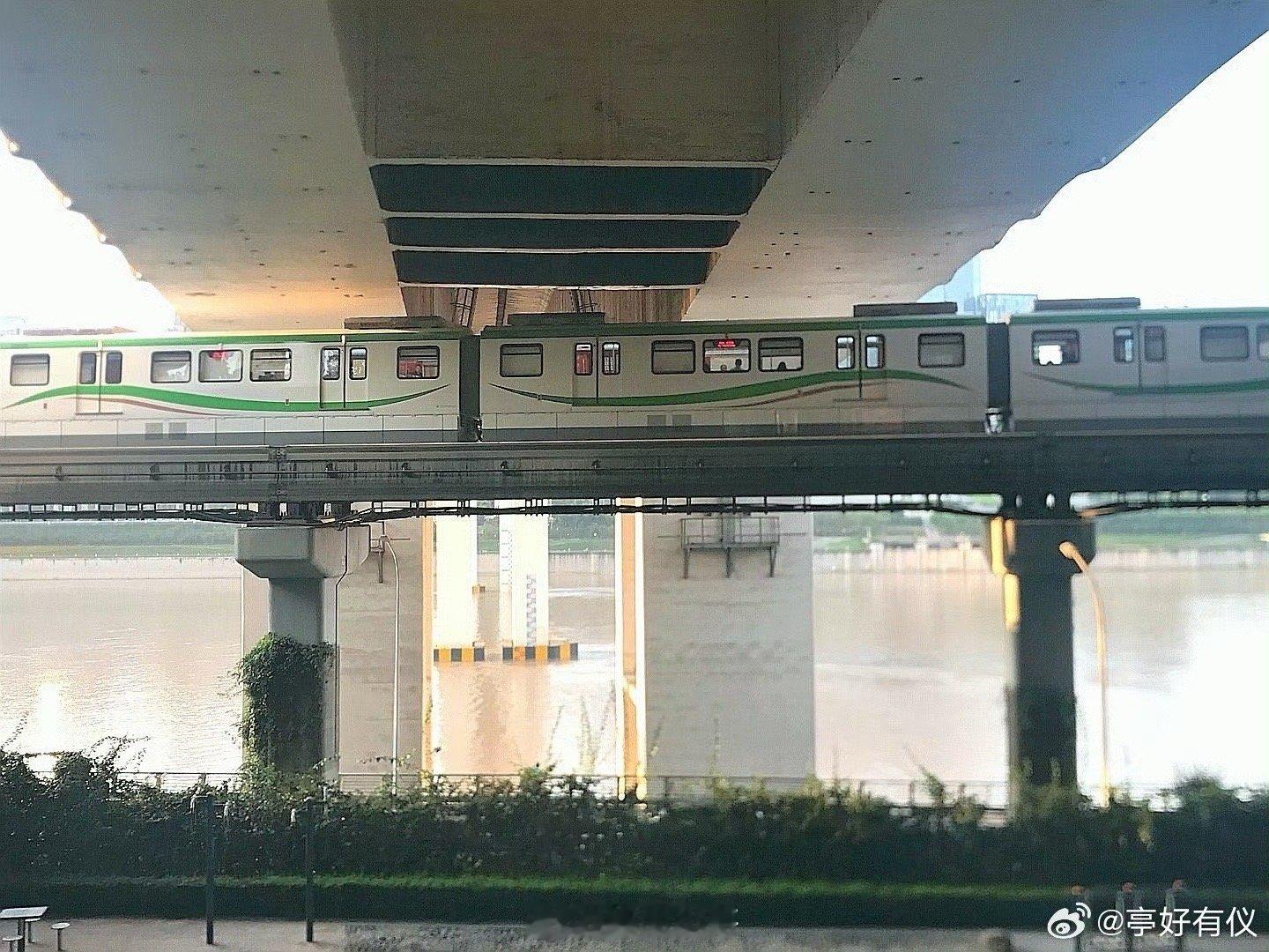 难哄bgm一响 重庆返场 哇塞！十一好多剧粉去重庆啦！打卡白敬亭、章若楠同款地，
