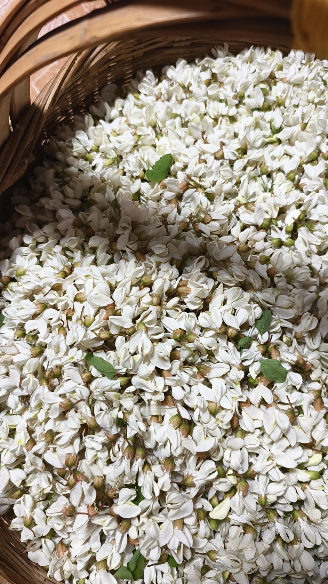 槐花下来了，你知道怎么做好吃吗？
      先用清水洗干净，冷水过凉，挤干多余