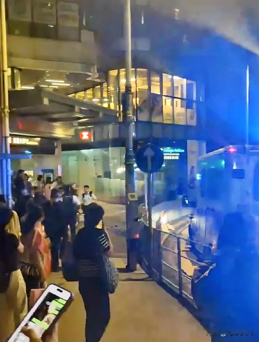 香港大学附近，惊现随机砍人，28日，有同学说:下午6点快7点去上课之前听到B1口