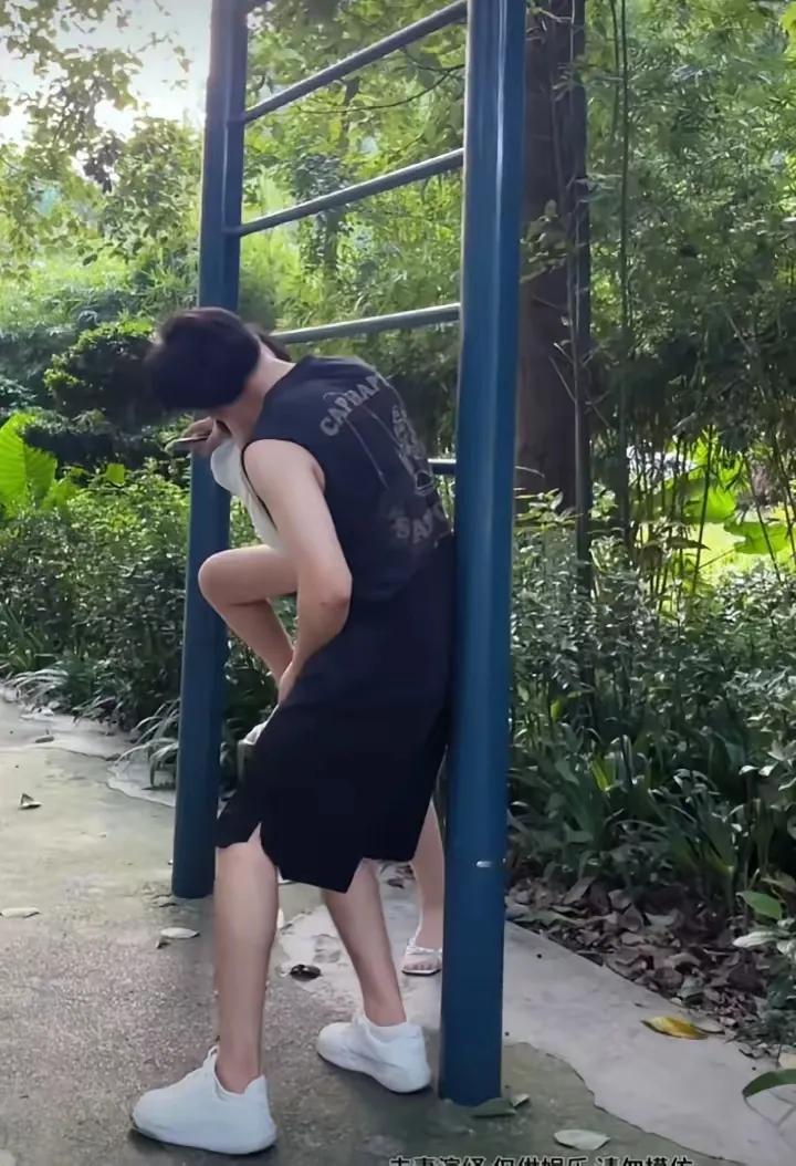 公共场合的尴尬！干柴遇烈火快活了自己，给他人带来了尴尬。#那些尴尬的事儿#
